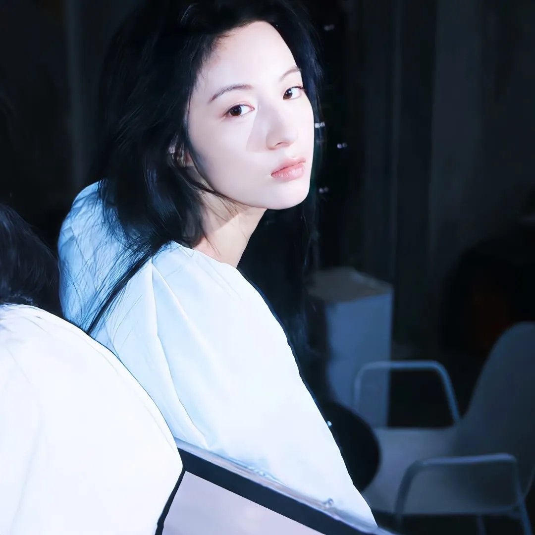 圣洁的艾曼妞